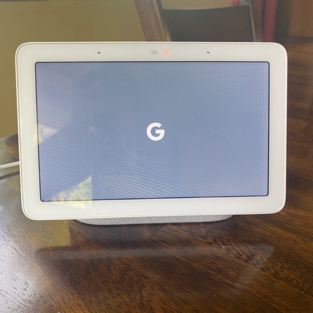 Google Home Nest Hub Display Chalk with 7” Touchscreen.